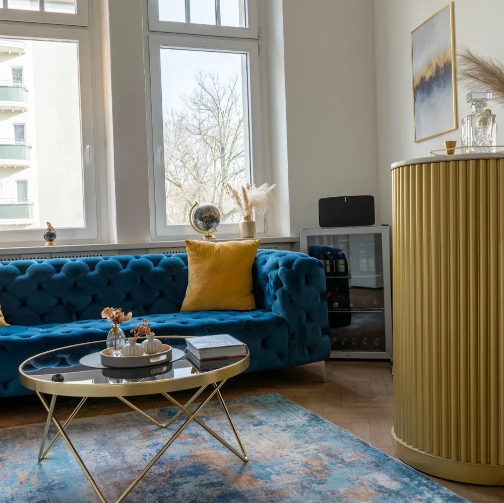 Blaue Lounge und Empfangsbereich im Berliner Büro