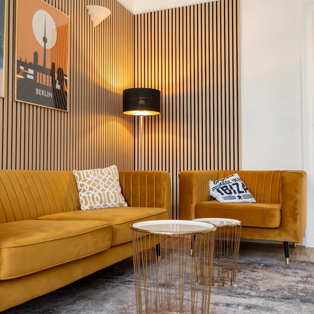 Goldfarbene Lounge in den Berliner Büroräumen